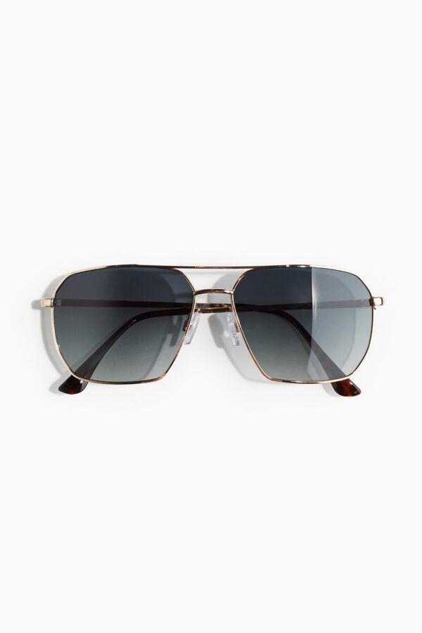 Polarised sunglasses